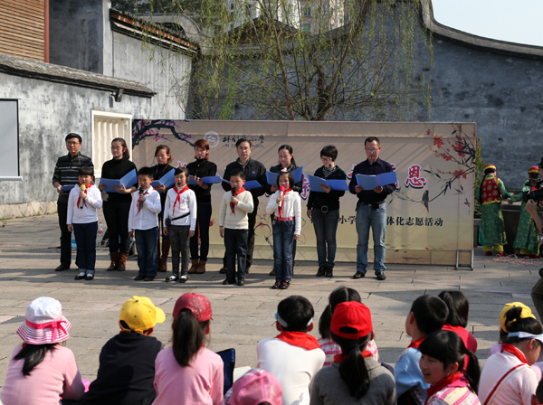 福州小学生“拗九节”讲孝道话感恩