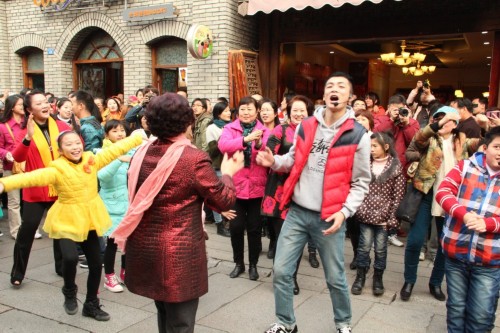 福州三坊七巷里现新年欢乐快闪