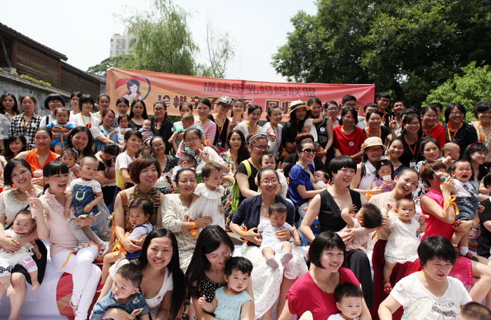 辣妈福州街头哺乳快闪 支持母乳喂养