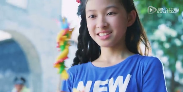 福建古街千名华裔青少年歌舞“快闪”