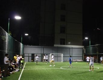 通湖路“袖珍”足球场举行首场比赛