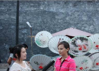 台湾中天电视台进行纸伞报道 