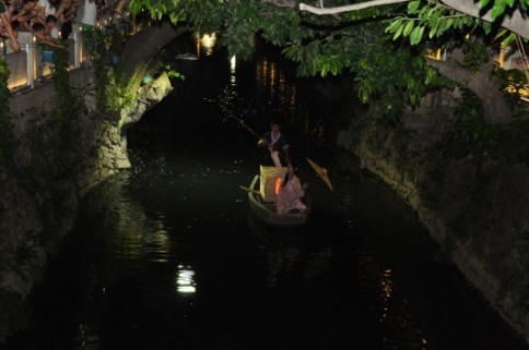 福州“七夕”民俗受捧 古装美女满街