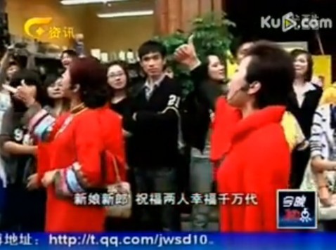 高头大马八抬大轿 迎亲队“穿越”福州三坊七巷