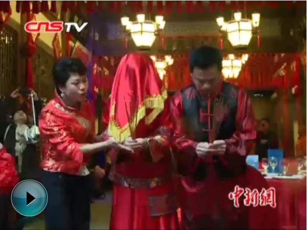 闽都复古婚礼雨中进行 传统婚俗渐成时尚