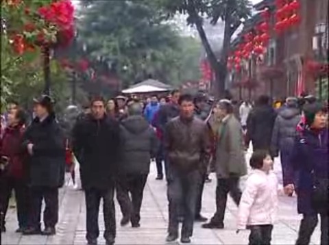 三坊七巷讲解员用热情服务游客 