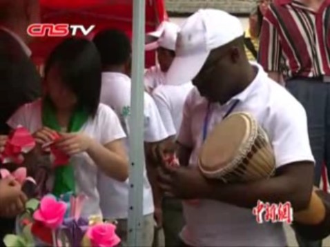 中外志愿者福州三坊七巷载歌载舞宣扬环保 