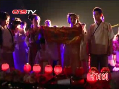 福州“七夕”闹市上演 美女大秀古装 